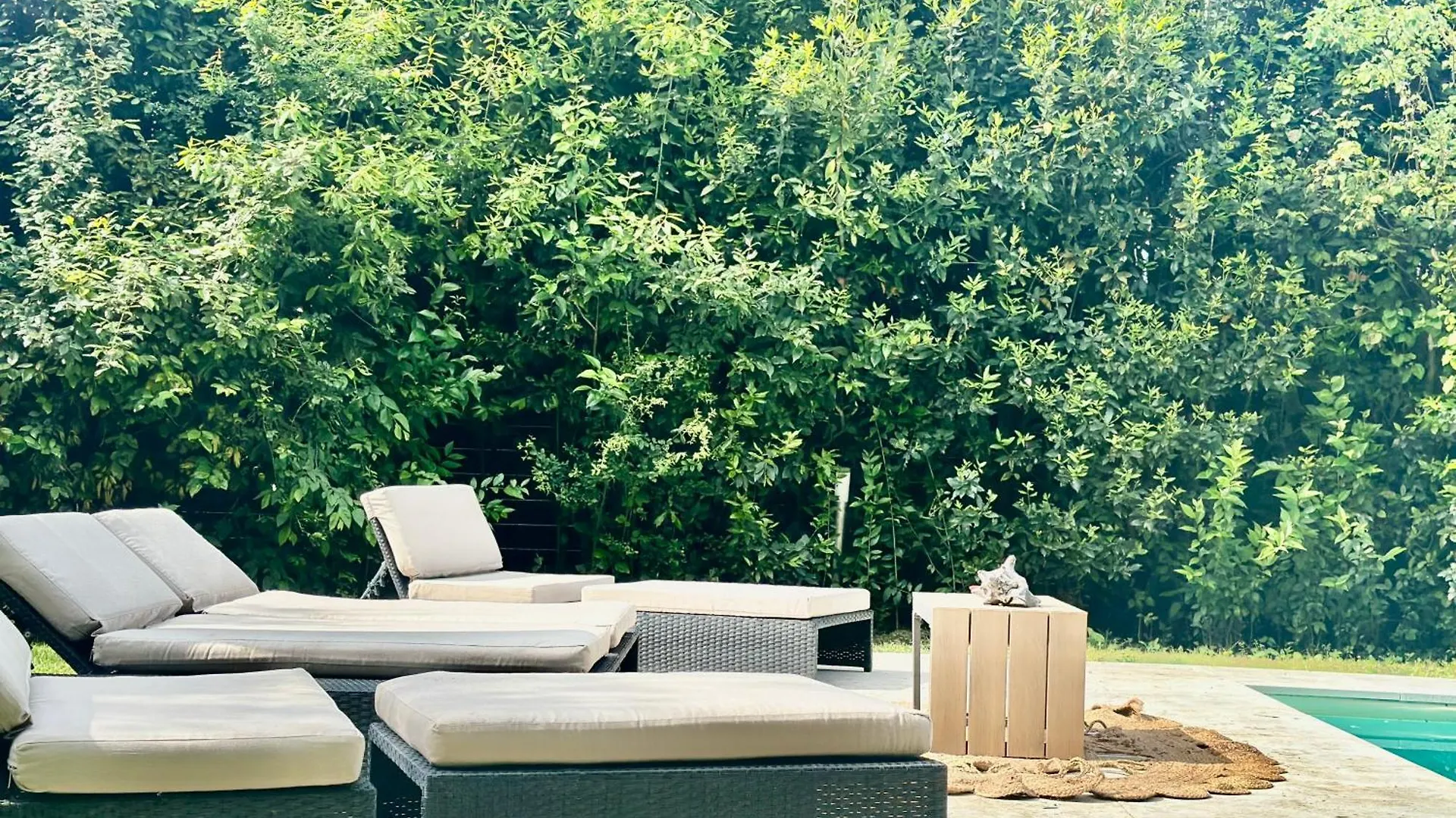 Апартаменты Green Escape Guesthouse With Pool In Villa Флоренция